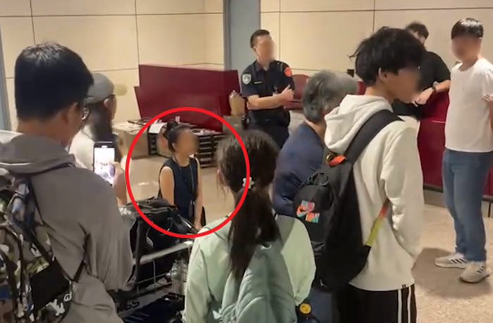 3시간 동안 수하물 못 찾은 승객들 항의에 항공사 직원 무릎 꿇어