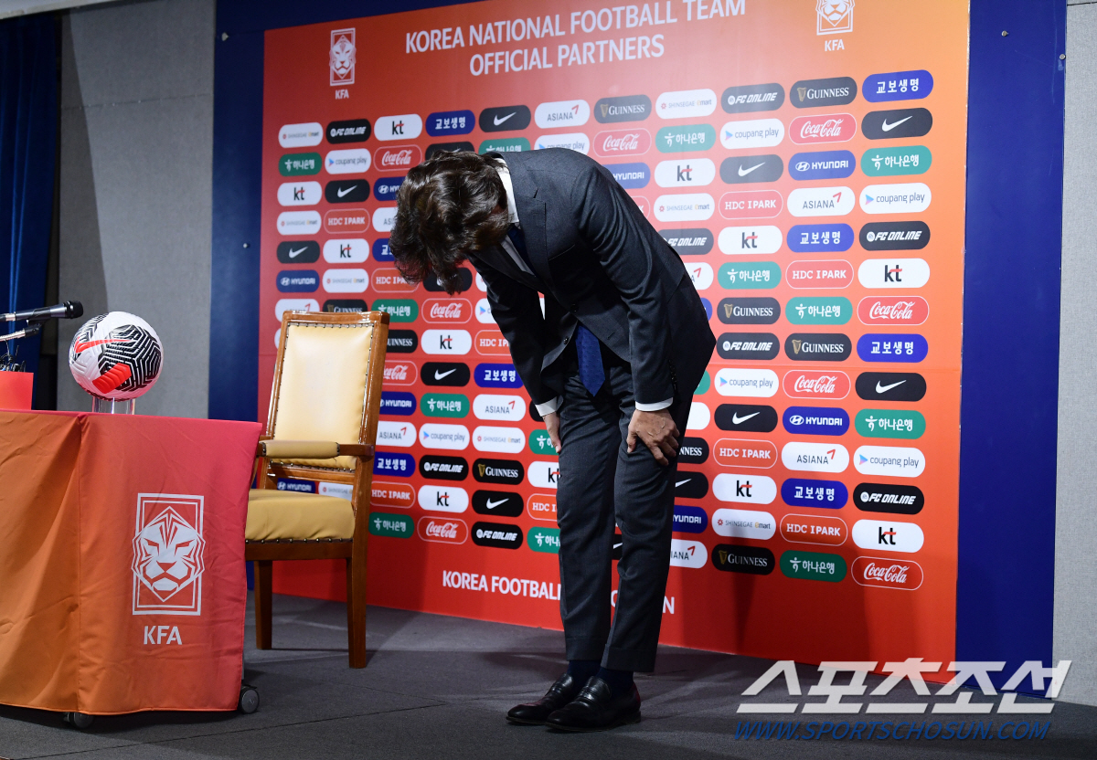 90도 고개 숙인 사과→10년 전 '인맥축구' 반성, 홍명보 감독의 'A…