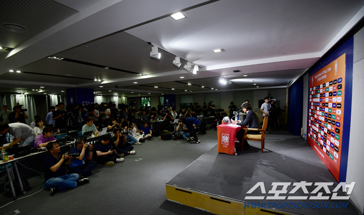 "국가대표팀 주인은 오로지 대한민국과 팬" 홍명보 감독의 '독이 든 성배…