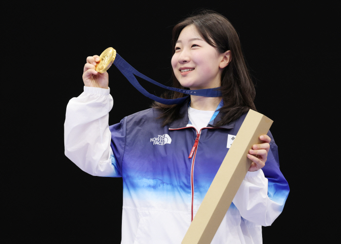 [올림픽]탕탕! 금메달 후루루루, 반효진 영락없는 여고생 수상소감 "마라…