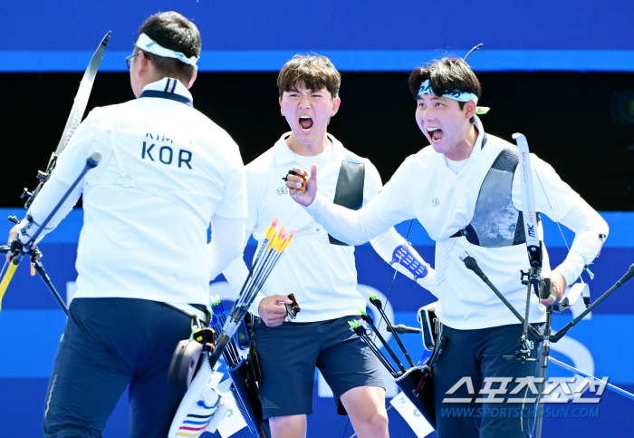 '이제 3연패까지 단 1승' 한국 남자 양궁, 중국과의 4강전서도 완승 …