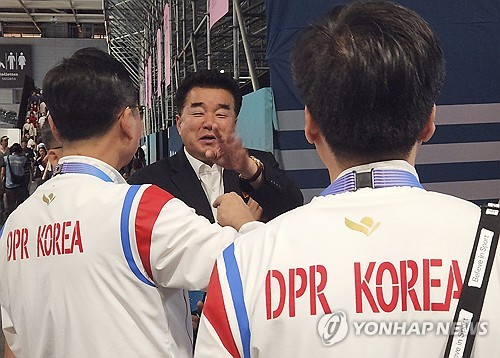 (파리=연합뉴스) 하남직 기자 = 북한 김일국 체육상이 29일 오후(현지시간) 북한의 리정식-김금용이 출전한 탁구 혼합복식 4강전이 열린 프랑스 파리 사우스 파리 아레나 4를 찾아 북한 선수단 관계자들과 대화하고 있다. 2024.7.30 jiks79@yna.co.kr