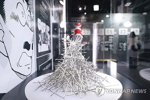 (서울=연합뉴스) 진연수 기자 = 30일 오후 서울 마포구 AK플라자 홍대에서 열린 연재 30주년 기념 명탐정 코난전에 만화 속 아이템이 전시되어 있다. 2024.7.30 jin90@yna.co.kr