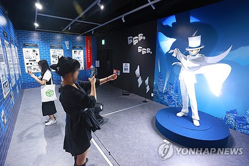 (서울=연합뉴스) 진연수 기자 = 30일 오후 서울 마포구 AK플라자 홍대에서 열린 연재 30주년 기념 명탐정 코난전을 찾은 관람객들이 전시를 둘러보고 있다. 2024.7.30 jin90@yna.co.kr