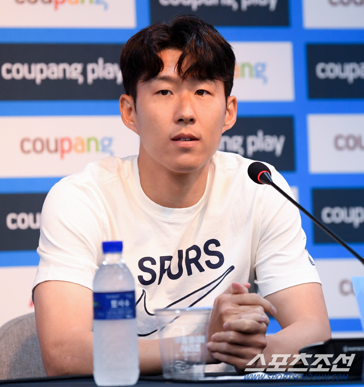 [현장인터뷰]"손흥민 32세에도 성장한다" 포스테코글루, 유망주들에게 원…