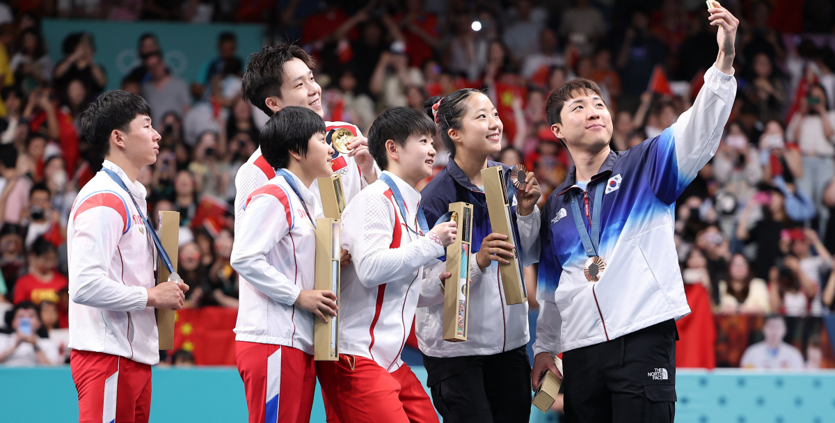 "신유빈X김금용,남북 함께 삼성폰 찰칵!" 평화의 도구가 된 '빅토리 셀…