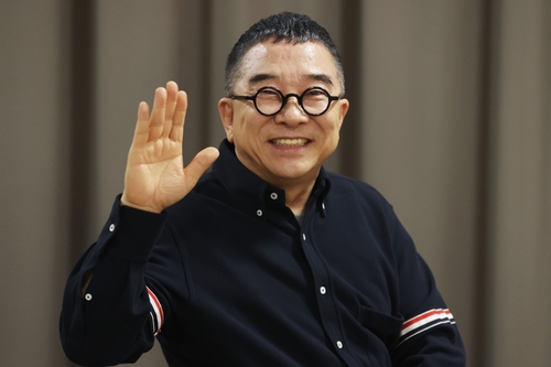 (서울=연합뉴스) 강민지 기자 = 가수 김수철이 서울 종로구 수송동 연합뉴스 사옥에서 인터뷰를 앞두고 포즈를 취하고 있다. 2024.7.31 mjkang@yna.co.kr