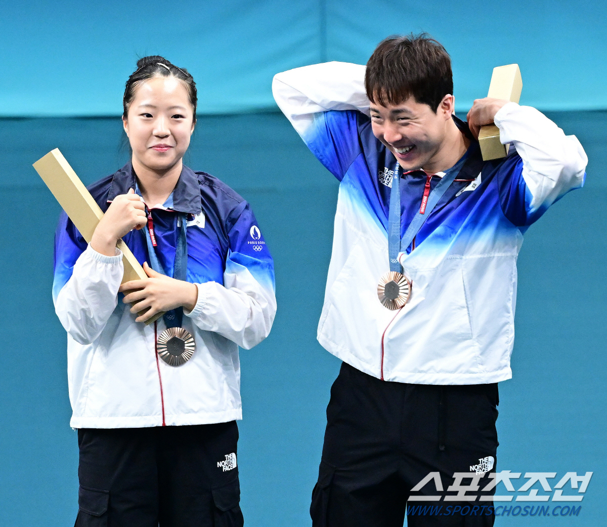 한국 탁구가 12년의 가뭄을 끊고 값진 동메달을 목에 걸었다. 30일(한국시간) 프랑스 파리 사우스 파리 아레나 4에서 열린 혼합 복식 동메달 결정전에서 동메달을 거머쥔 한국 임종훈-신유빈이 동메달을 목에 걸고 미소짓고 있다. 파리(프랑스)=정재근 기자 cjg@sportschosun.com/2024.7.30/
