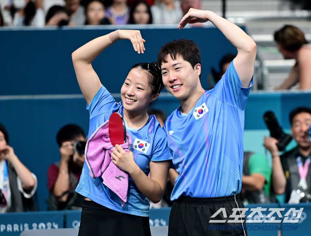 30일 (한국시각) 프랑스 파리 사우스 파리 아레나 4에서 '2024 파리올림픽' 탁구 혼합 복식 동메달결정전 대한민국 임종훈-신유빈 조와 홍콩의 웡춘팅-두호이켐 조의 경기가 열렸다. 동메달을 차지한 한국 임종훈-신유빈이 하트를 그리고 있다. 파리(프랑스)=정재근 기자 cjg@sportschosun.com/2024.07.30/