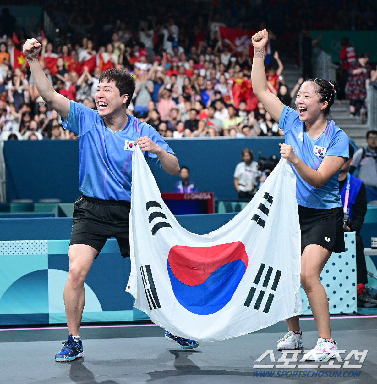 30일 (한국시각) 프랑스 파리 사우스 파리 아레나 4에서 '2024 파리올림픽' 탁구 혼합 복식 동메달결정전 대한민국 임종훈-신유빈 조와 홍콩의 웡춘팅-두호이켐 조의 경기가 열렸다. 동메달을 차지한 한국 임종훈-신유빈이 태극기를 펼치며 환호하고 있다. 파리(프랑스)=정재근 기자 cjg@sportschosun.com/2024.07.30/