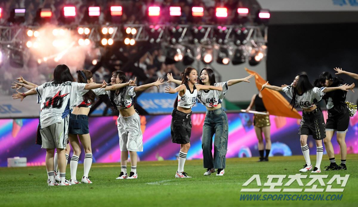 [포토] 트와이스 '축구 열기를 더 뜨겁게'
