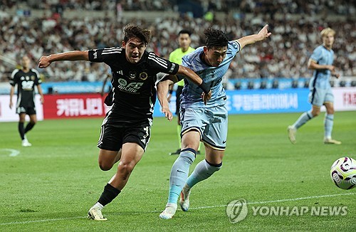 (서울=연합뉴스) 박동주 기자 = 31일 서울월드컵경기장에서 열린 2024 쿠팡플레이 시리즈 토트넘과 팀 K리그의 경기. 토트넘 손흥민과 팀 K리그 윤도영이 볼을 두고 몸싸움을 하고 있다. 2024.7.31 pdj6635@yna.co.kr