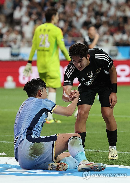 (서울=연합뉴스) 박동주 기자 = 31일 서울월드컵경기장에서 열린 2024 쿠팡플레이 시리즈 토트넘과 팀 K리그의 경기. 팀 K리그 윤도영이 넘어졌다 일어나는 토트넘 손흥민의 손을 잡아주고 있다. 2024.7.31 pdj6635@yna.co.kr