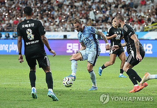 (서울=연합뉴스) 김성민 기자 = 31일 서울월드컵경기장에서 열린 2024 쿠팡플레이 시리즈 토트넘과 팀 K리그의 경기. 토트넘 제임스 매디슨이 볼 경합을 하고 있다. 2024.7.31 ksm7976@yna.co.kr