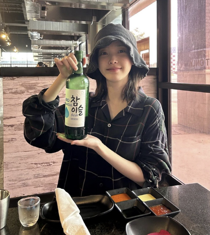 아이유, 휴일에 침대셀카 못참지..♥이종석 또 반할 청순미