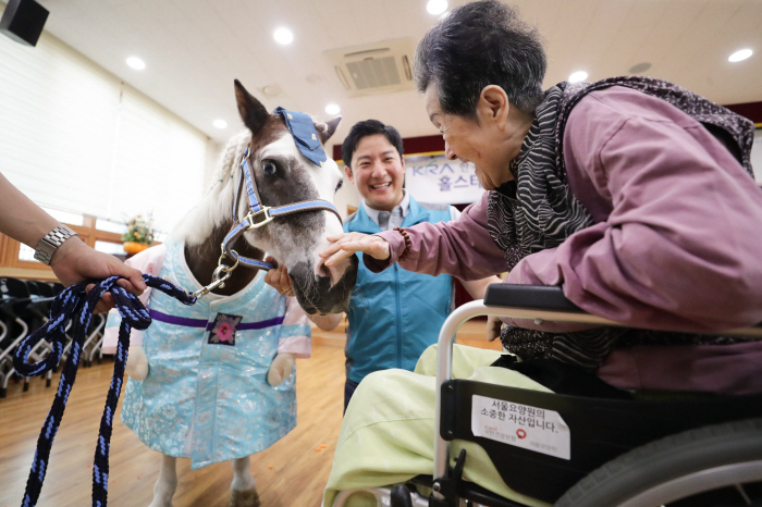 [경마]한국마사회, 서울요양원 후원 물품 전달·홀스테라피 행사 성공적 개…