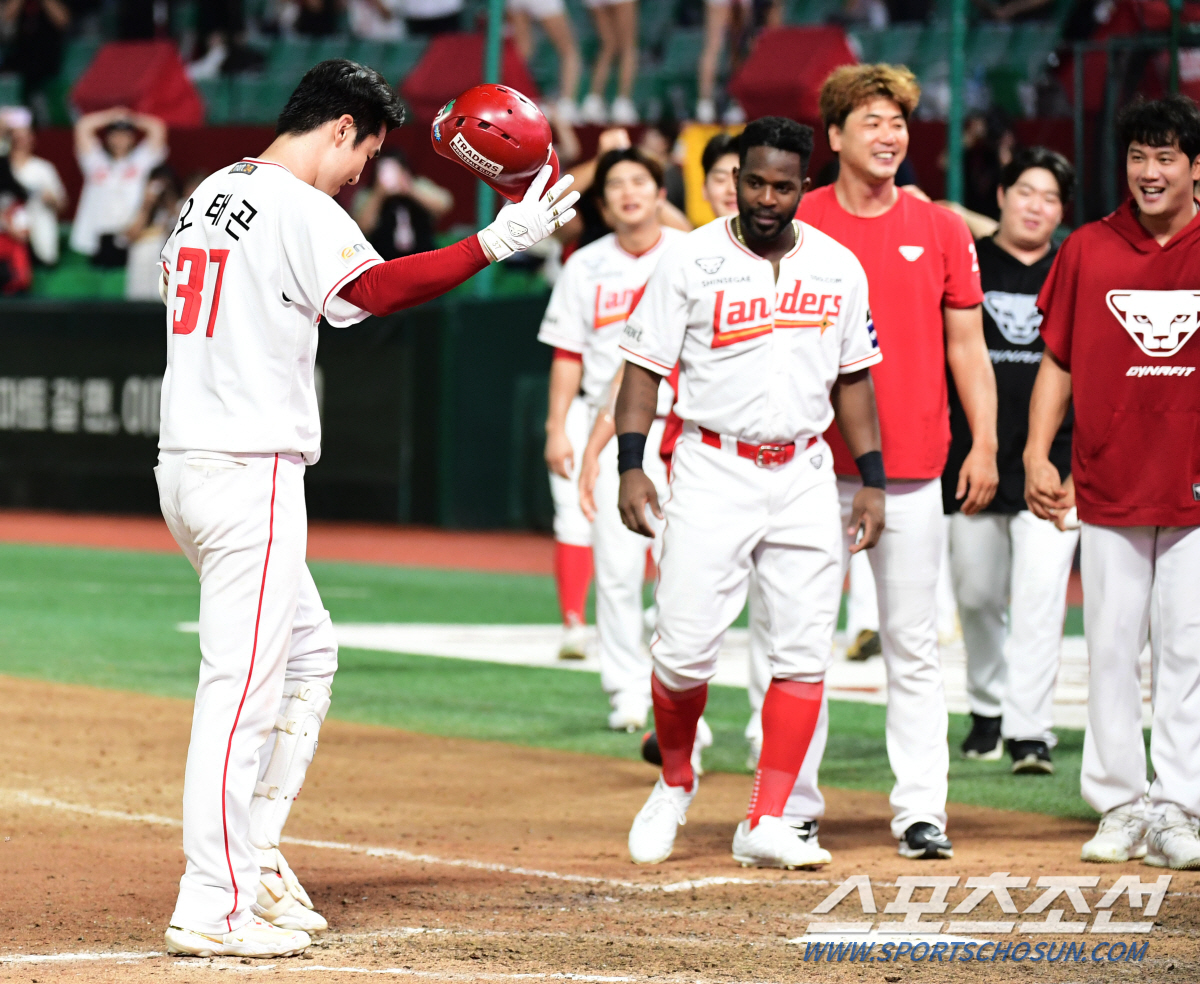 "뭐 이런 야구가 다 있냐" 9회말→12회말 미친 역전극, 감독도 넋이 …