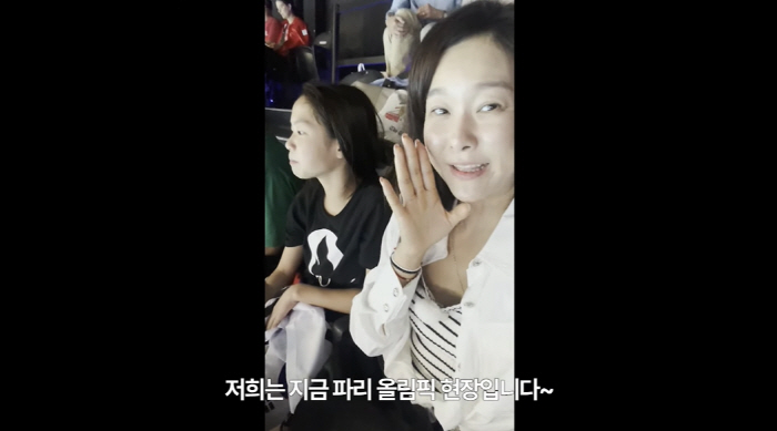 '자녀학비 1억' 현영, 수영선수 딸과 파리올림픽 직관…남다른 클래스