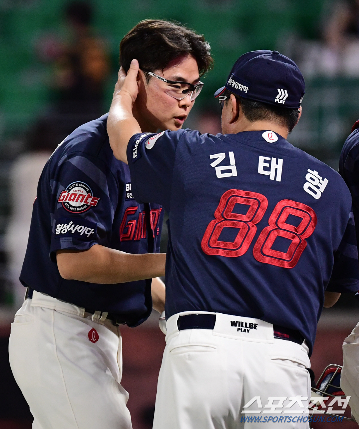 그 무서운 김태형 감독이 '물개 박수'...고글 쓰고 나타나더니, 롯데를…