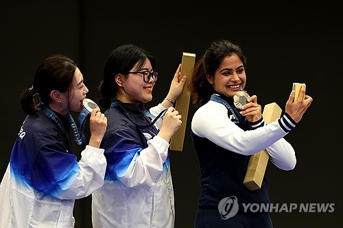 (서울=연합뉴스) 28일(현지시간) 프랑스 샤토루 슈팅센터에서 열린 2024 파리 올림픽 사격 여자 10m 공기권총 시상식에서 금메달 오예진, 은메달 김예지(이상 대한민국), 동메달 마누 바커(인도)가 갤럭시 Z플립6 올림픽 에디션으로 빅토리 셀피를 촬영하고 있다. 2024.7.29 [삼성전자·게티이미지 제공. 재판매 및 DB 금지] photo@yna.co.kr