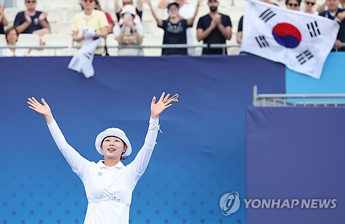 (파리=연합뉴스) 임화영 기자 = 1일(현지시간) 프랑스 파리 레쟁발리드에서 열린 2024 파리올림픽 양궁 여자 개인전 인도네시아의 레자 옥타비아와의 32강 경기에서 승리한 임시현이 관중을 향해 인사하고 있다. 2024.8.2 hwayoung7@yna.co.kr