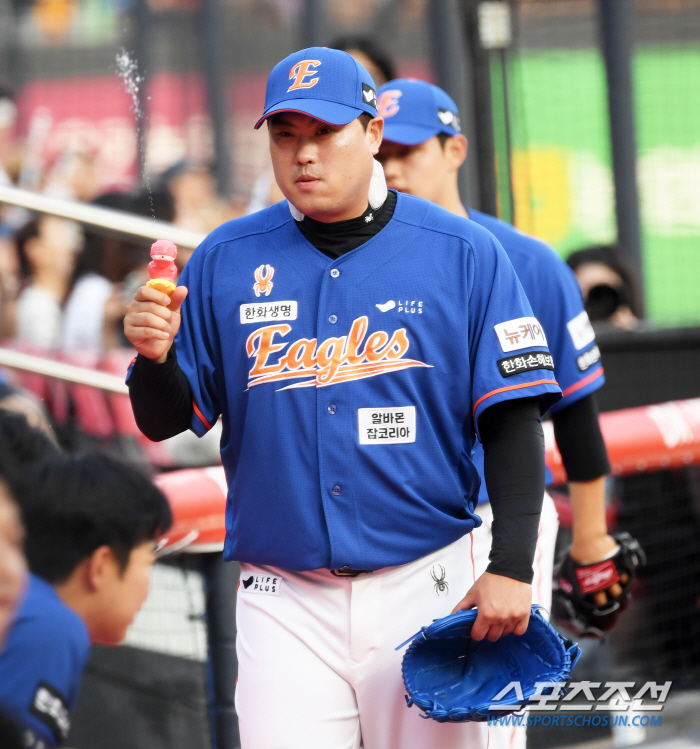 '물총 쏘는 괴물' 쉬는 날 더 바쁜 류현진...홈런 치고 들어오면 내가…