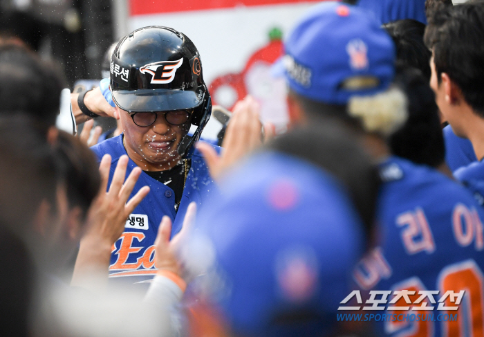 '물총 쏘는 괴물' 쉬는 날 더 바쁜 류현진...홈런 치고 들어오면 내가…