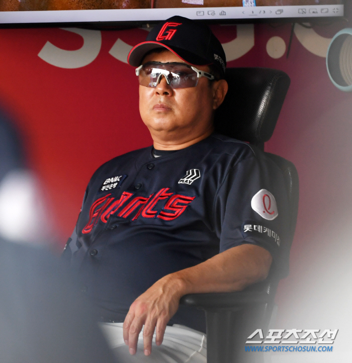 사람 잡는 더위, 손도 못 대는 인조잔디...김태형 감독 "경기 개최, …