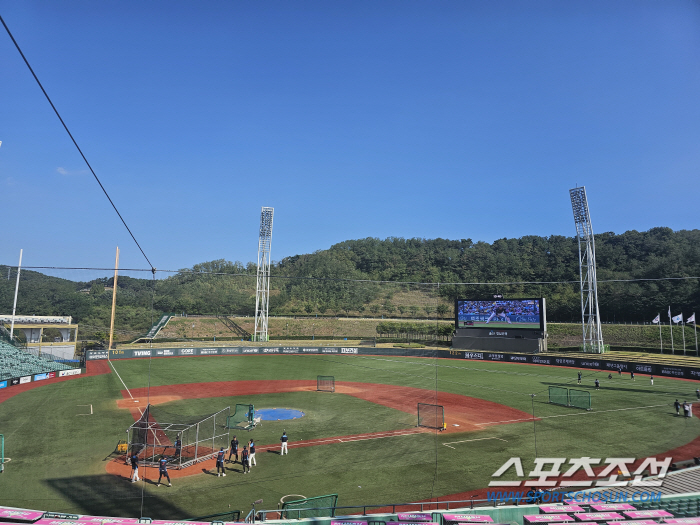 '지열 50도' 사람 잡는 폭염, 울산 롯데-LG전 전격 취소...KBO…