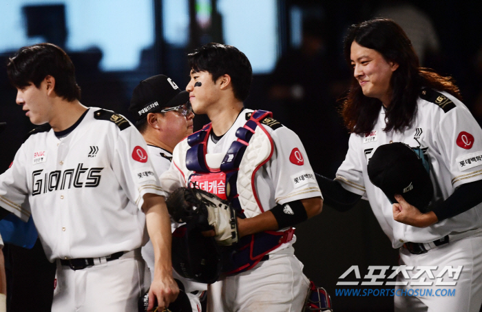 5실점 충격 블론에도 여전한 믿음...김태형 감독 "마무리는 김원중, 맞…