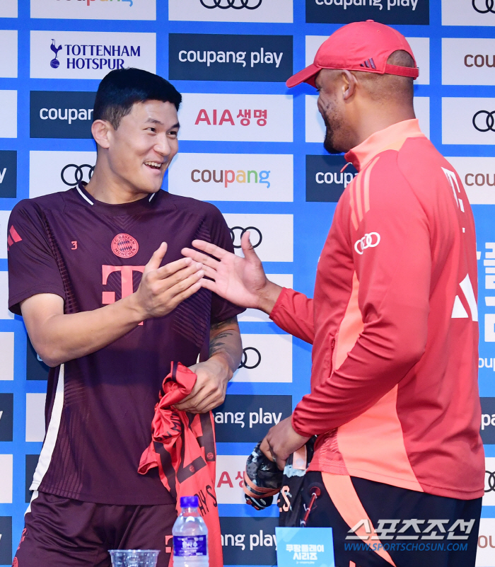 [현장인터뷰] 김민재 인기에 깜놀한 콤파니 감독 "이런 광경은 처음이야!…