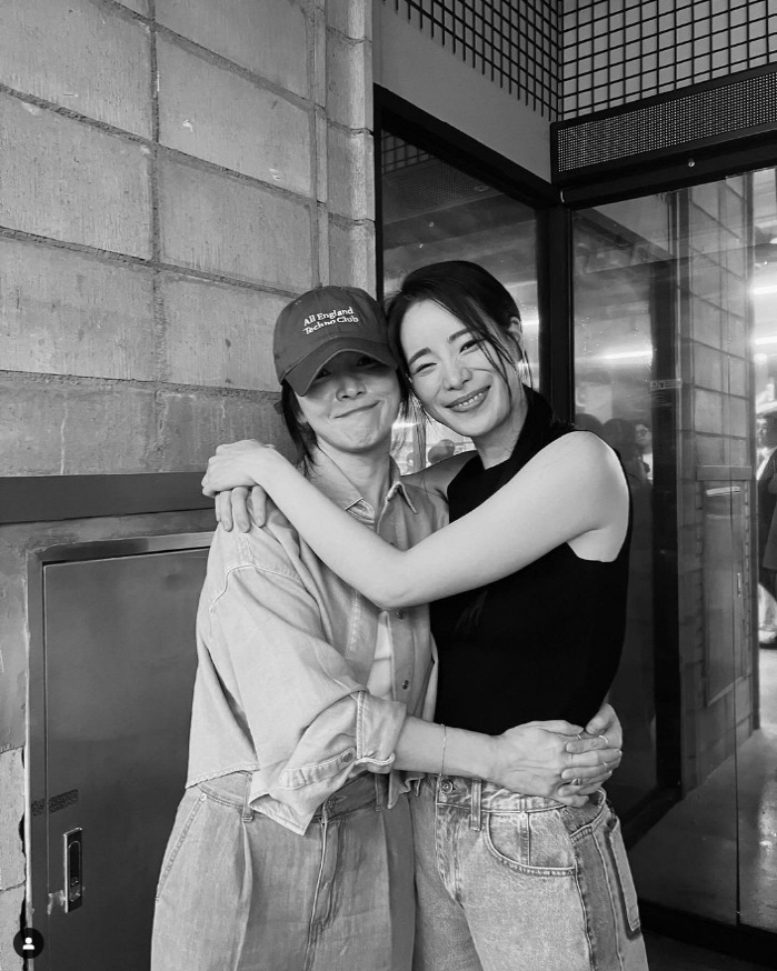 "나의 글로리"…임지연, 송혜교의 '꽃다발+손편지' 선물에 감동 포옹 […