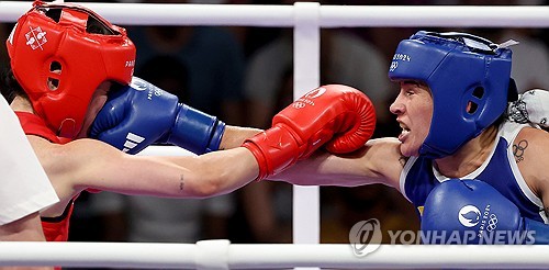 (파리=연합뉴스) 김도훈 기자 = 1일(현지시간) 프랑스 파리 노스 아레나에서 열린 2024 파리올림픽 복싱 여자 54㎏급 준준결승에서 한국의 임애지가 콜롬비아 예니 마르셀라 아리아스 카스타네다에게 안면을 허용하고 있다. 2024.8.2 superdoo82@yna.co.kr