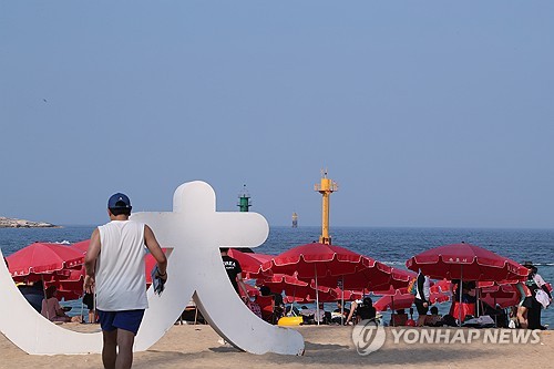 (속초=연합뉴스) 류호준 기자 = 3일 오후 강원 속초시 속초해수욕장이 피서객들로 북적이고 있다. 2024.8.3 ryu@yna.co.kr