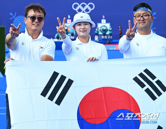 "시현이가 잘해서" "오빠 덕분에" '혼성전 금메달' 김우진-임시현, 실…
