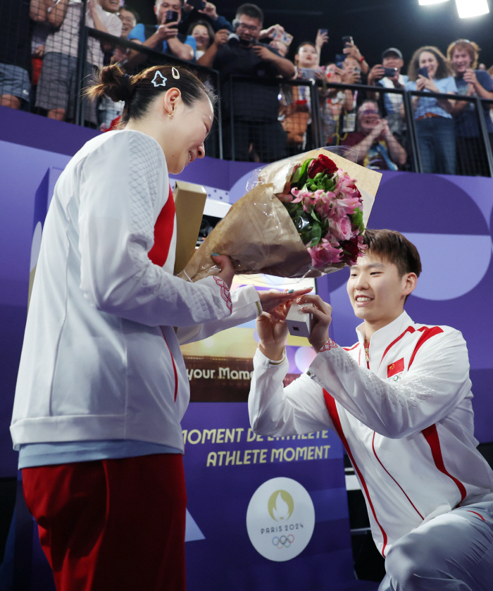 [올림픽]금메달 현장의 '깜짝 프러포즈' 연일 세계적 화제…인생 파트너 따로 있었네, 경기 파트너는 이미 유부남