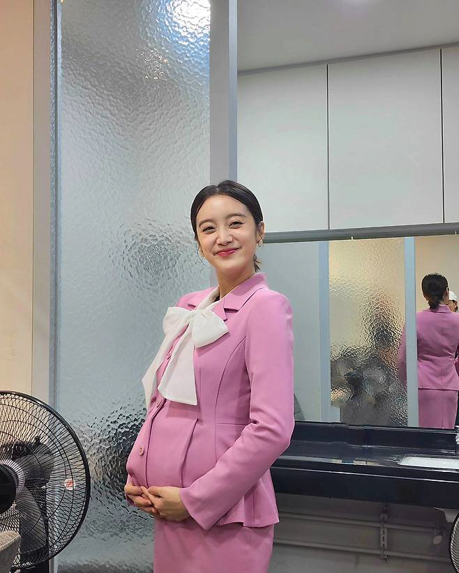 '임신 20주차' 우혜림, 배만 볼록 나왔잖아?…핑크 정장 입고 러블리한…
