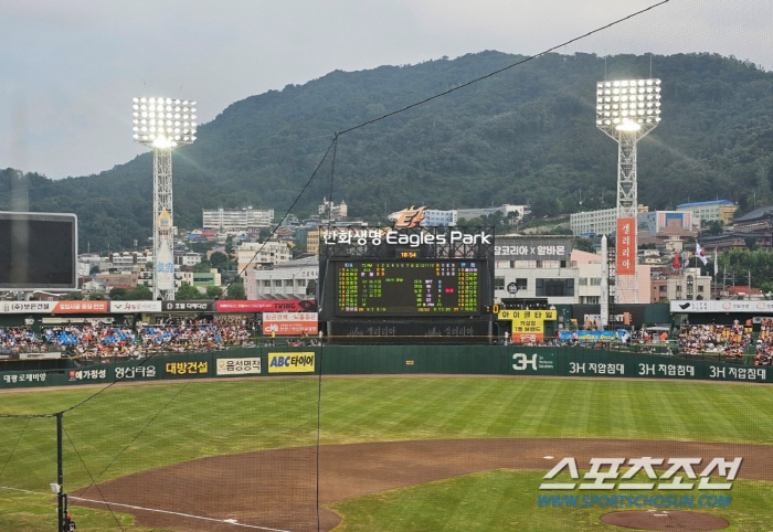 폭염에 전광판도 ABS도 멈췄다…대전구장, 초유의 정전 사태 '경기 중단…