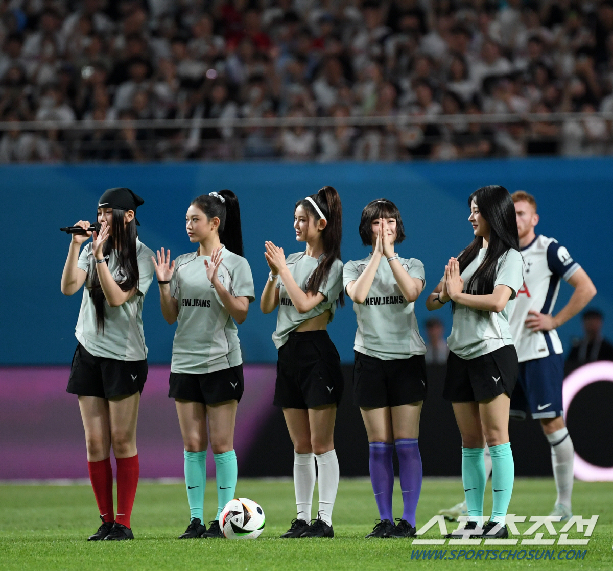 [포토] 뉴진스 '축구 열기를 더 뜨겁게'