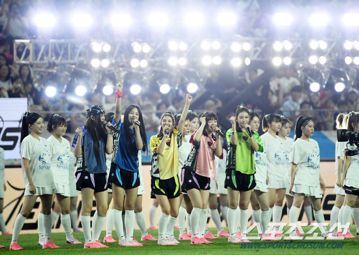 [포토] 뉴진스 '축구팬들 마음 심쿵'
