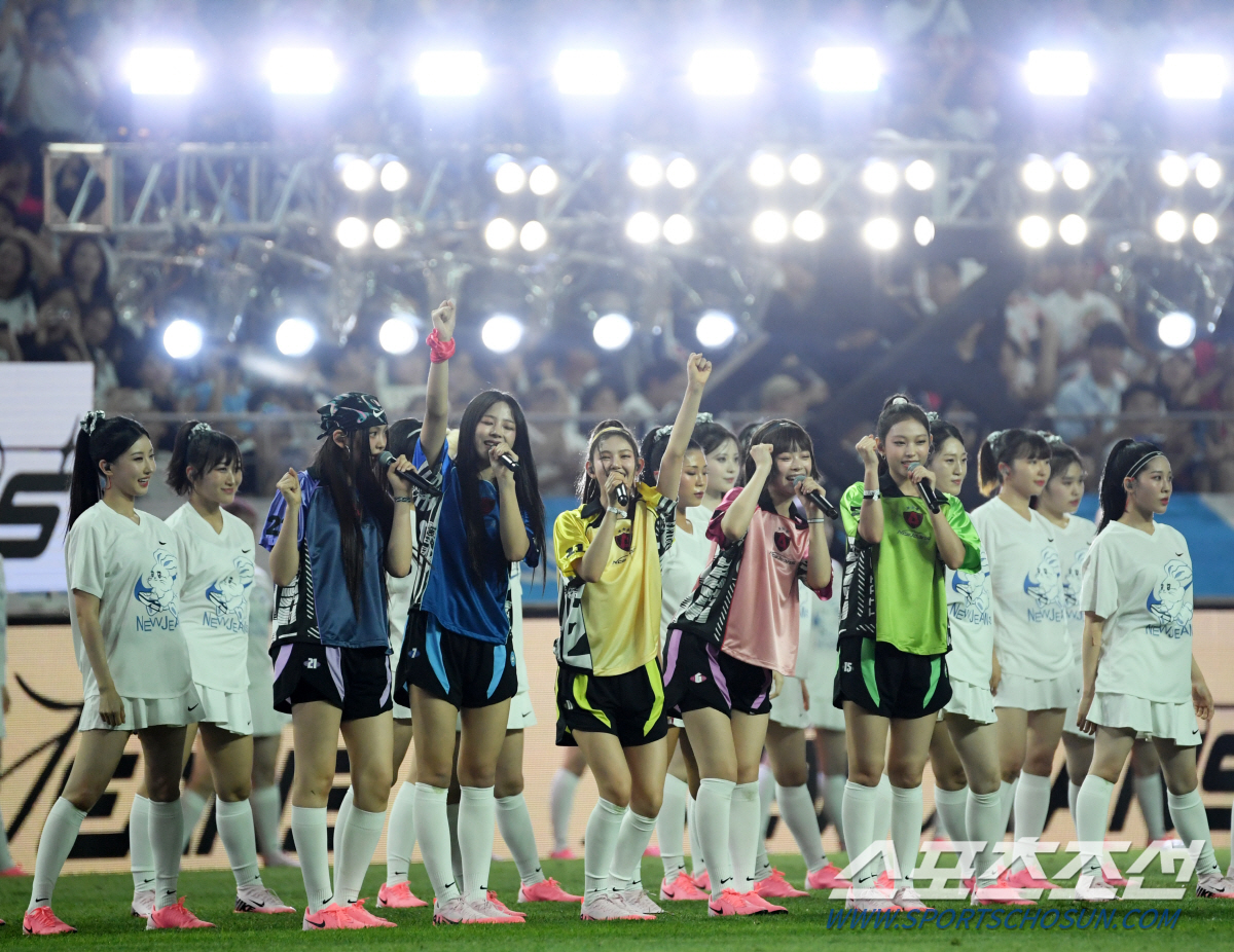 [포토] 뉴진스 '축구팬들 마음 심쿵'