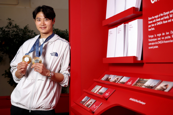 "우리시대 최고의 펜서X2관왕"오상욱 1290만원 상당의 명품시계 받았다…