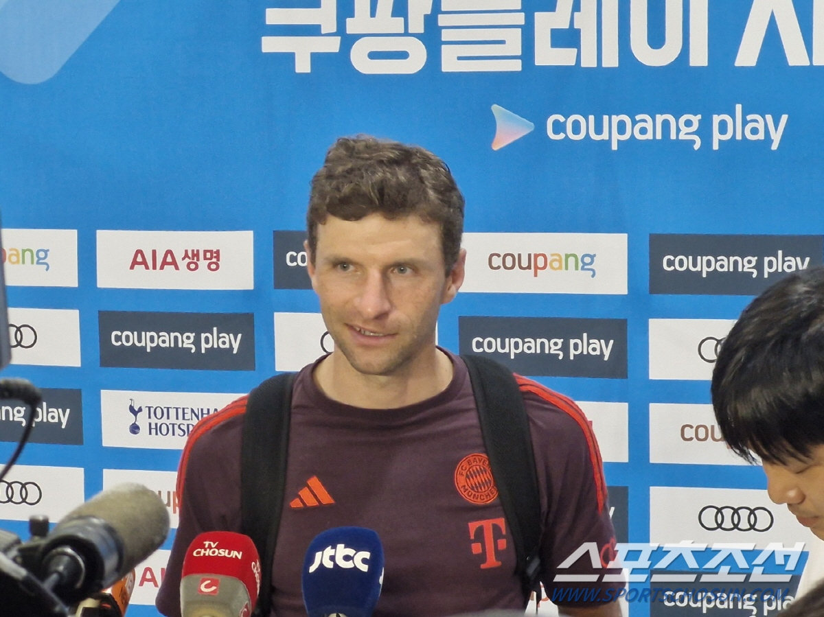[현장인터뷰] '뮌헨의 살아있는 역사' 뮐러 "거취 아직 결정하지 않아.…
