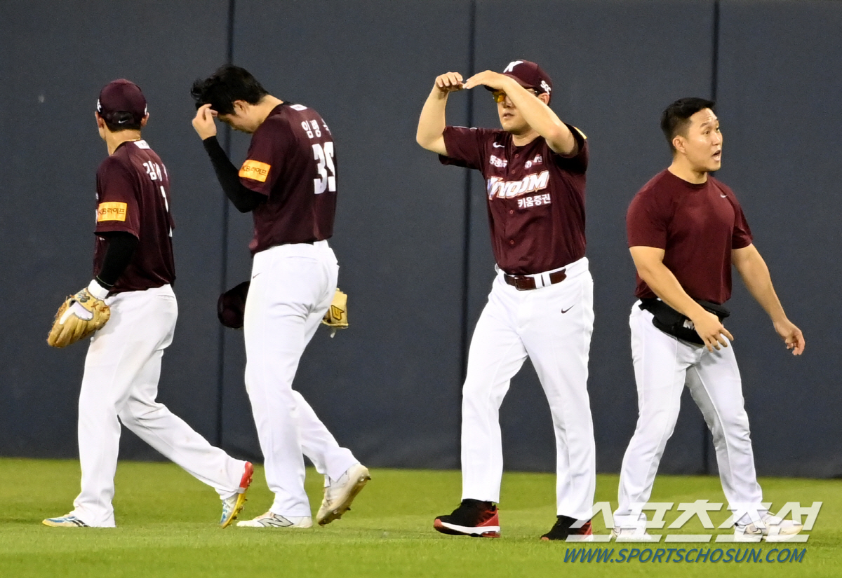 '아찔하네' 타구 향해 몸 날리다 위험한 충돌, 임병욱과 이주형의 가슴 …