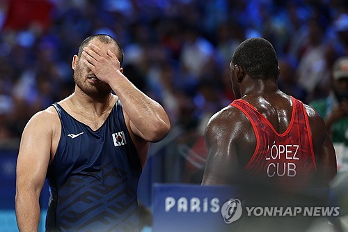 (파리=연합뉴스) 김인철 기자 = 5일(현지시간) 프랑스 파리 샹드마르스 경기장에서 열린 2024 파리올림픽 레슬링 남자 그레코로만형 130㎏급 16강전에서 한국 이승찬이 쿠바 미하인 로페스를 상대로 패한 뒤 아쉬워하고 있다. 2024.8.5 yatoya@yna.co.kr