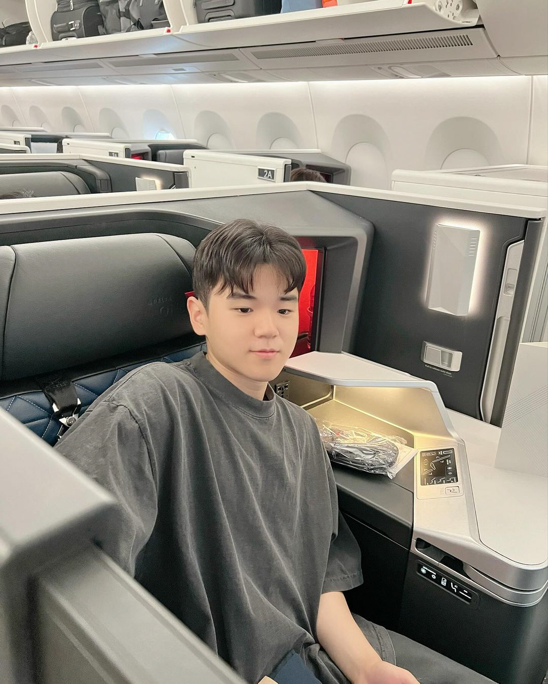 윤후, 美 명문대 입학 위해 출국..훈훈 대학생 비주얼
