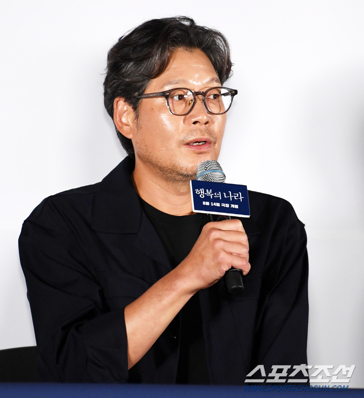 [포토] 유재명 '취재진 질문에 진지하게 답하며'