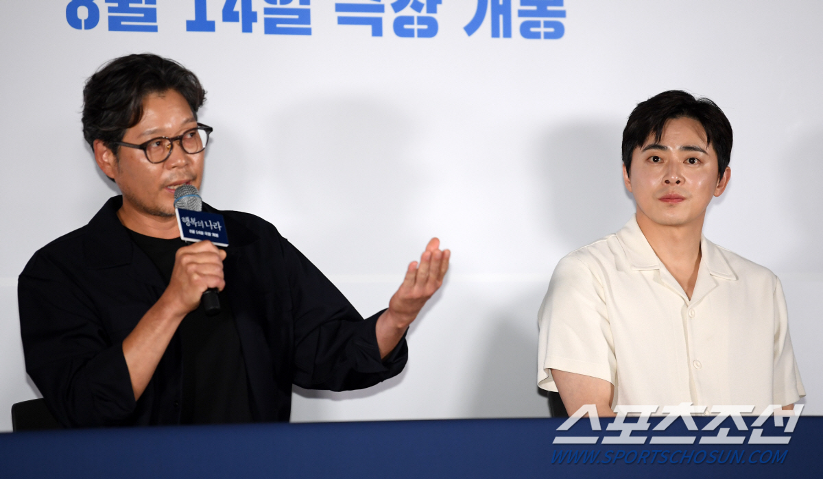 [포토] 유재명-조정석 '좋은 동료였던 故이선균이 생각나는 순간'