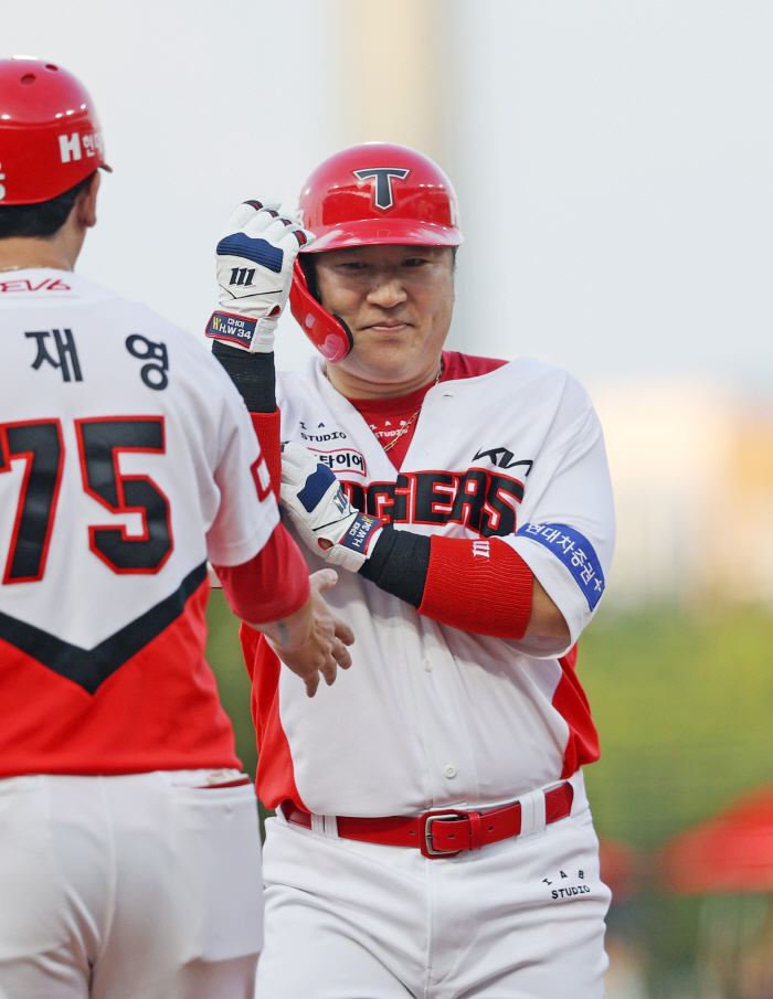 한 번의 찬스 살린 KIA는 2점, '만루 두 번→0점' KT...희비 …