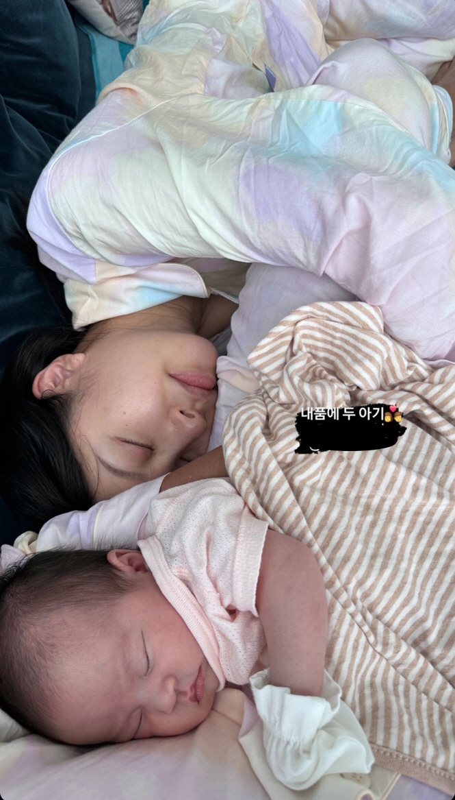 아야네, '인형 미모' 딸과 자는 모습도 '붕어빵'...♥이지훈 "내 품…